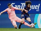 Barcelonský Clement Lenglet (vlevo) a Marc Cucurella z Eibaru v souboji o balon.