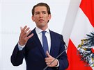 Rakouský kanclé Sebastian Kurz informuje média bhem tiskové konference ve...