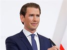 Rakouský kanclé Sebastian Kurz informuje média bhem tiskové konference ve...