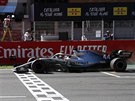 Lewis Hamilton projídí jako první cílem Velké ceny panlska.