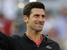 Novak Djokovi s trofejí pro vítze turnaje v Madridu