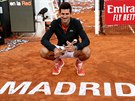 Novak Djokovi pózuje s trofejí pro vítze turnaje v Madridu