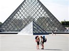 Slavná sklenná pyramida v Louvru, která slouí hlavní vchod do tohoto slavného...