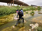 PES HRANICE. Migranti na hranici mezi Mexikem a USA se brodí pes eku Rio...