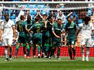 Fotbalisté Betisu Sevillase radují z gól na hiti Realu Madrid.