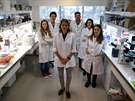 Marina Simianová se svým týmem zkoumajícím lék na rakovinu prsu v Buenos Aires...