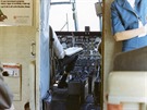 Prhled do pilotní kabiny BV-107 II bhem nástupu cestujících, vpravo stevardka...