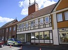 Policie ped domem v severonmeckém mst Wittingen, kde se naly dv eny...