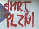 Vzkaz vandal v tréninkovém areálu plzeských fotbalist v Luní ulici ped...