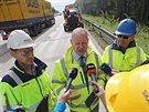 Představitelé Ředitelství silnic a dálnic i zástupci stavební firmy Skanska...
