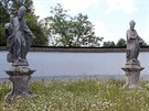 Tak jako vykvetlá tráva na Dolním hřbitově ve Žďáře nad Sázavou, mohou postupně...