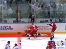 Prezident Putin pi dkovace na hokeji zakopl na led o koberec a upadl