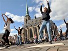 Stepask flash mob na nmst Republiky v Plzni a stepovn pod irm nebem je...