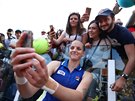 Karolína Plíková dlá selfie s fanouky  po výhe nad Victorií Azarenkovou.