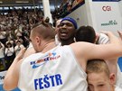 Basketbalisté Dína slaví postup do finále.