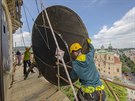 Celkem rekonstrukce ciferníku stála 360 tisíc. Na vrchol ve ho vyzdvihl...