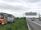 Odstavenou tramvaj u dlnice D1 nkdo posprejoval. (15. 5. 2019)