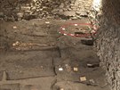 Pohled z dlky na hrob H210 a kostern pozstatky nalezen archeology na mst...