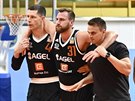 Nymburský a reprezentaní pivot Martin Kí (31) si v zápase s Olomouckem...