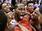 Toronttí basketbalisté oslavují Kawhiho Leonarda za vítznou stelu proti...