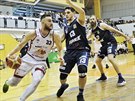 Díntí basketbalisté Filip Kroutil (13) a Jakub Krakovi (28) brání Seana...