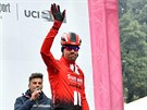 Tom Dumoulin zdraví fandy ped pátou etapu Gira.