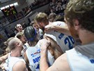 Díntí basketbalisté oslavují postup do ligového finále.