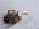 Rolba na frézu nahrnuje sníh, aby la práce rychleji, pomáhá i strhávat hrany...