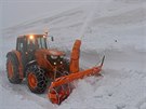 Rolba na frézu nahrnuje sníh, aby la práce rychleji, pomáhá i strhávat hrany...