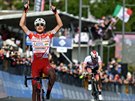 Italský cyklista Fausto Masnada slaví triumf v 6. etap Gira.