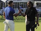 Brooks Koepka (vlevo) a Tiger Woods na PGA Championship