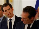 Rakouský vicekanclé Heinz-Christian Strache z FPÖ s kancléem Sebastianem...