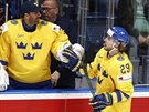 Mario Kempe slaví s gólmanem Henrikem Lundqvistem jeden z mnoha védských gól...
