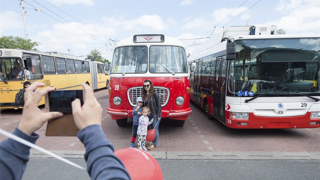 Hradcem Králové projely historické trolejbusy, slavily 70 let provozu
