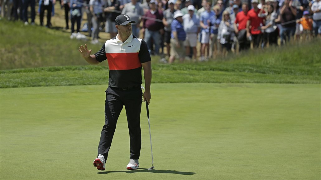 Obhájce Koepka začal PGA Championship skvostně, Woods kazil