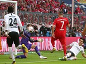 Franck Ribry z Bayernu Mnichov (v ervenm) skruje v utkn proti Frankfurtu.