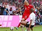 Arjen Robben z Bayernu Mnichov (v ervenm) dv gl v utkn s Frankfurtem.