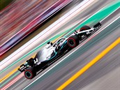 RYCHLOST. Britsk jezdec Formule 1 za stj Mercedes Lewis Hamilton projd...