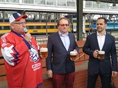 KŘEST VLAKU. Fanouškovský vlak pokřtili v pátek ráno bývalý hokejista a mistr...