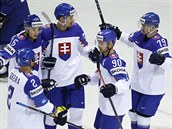 Slovenští hokejisté oslavují první gól Richarda Pánika na mistrovství světa.