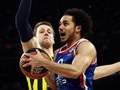 Jan Vesel (vlevo) z Fenerbahce Istanbul brn Shanea Larkina z Anadolu Efes...