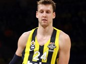 Jan Vesel (vpravo) z Fenerbahce sleduje Tibora Pleissa z Anadolu Efes.