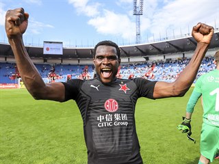 Michael Ngadeu ze Slavie se raduje z mistrovského titulu.