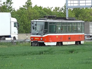 U dálnice D1 zaparkovala tramvaj, stojí u Čestlic na poli