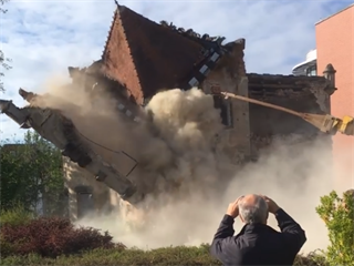 Demolice jabloneckého zámečku mohla být nebezpečná, tvrdí primátor.