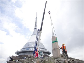 Skoro tři tuny vážící obelisk potřebuje opravu.