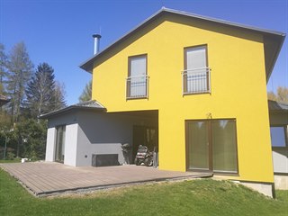 Čtyřčlenná rodina si za Prahou postavila rodinný dům.