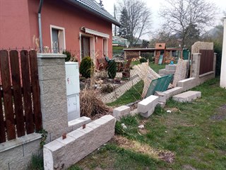 Plot u Václavova rodinného domku poničila vichřice.