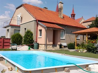 Petrovi rodiče si na zahradě za domem postavili bazén.