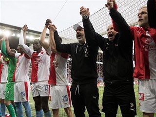 Slávističtí fotbalisté i trenéři během děkovačky s fanoušky po vítězném duelu s...